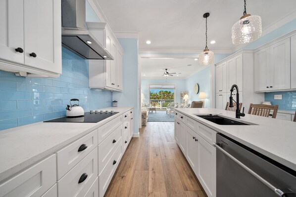 Fridge, microwave, oven, stovetop - Mermaid Cottage: Beautiful New-Build Home Pets OK! (Sanibel)