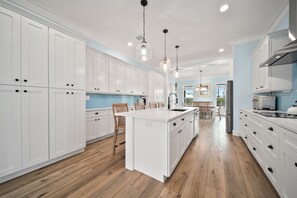 Fridge, microwave, oven, stovetop - Mermaid Cottage: Beautiful New-Build Home Pets OK! (Sanibel)