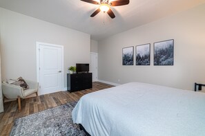 3 bedrooms, iron/ironing board, free WiFi, bed sheets - Entire home in Lexington. Very spacious and newly renovated building. (Lexington)