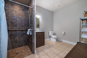 Douche, sĂšche-cheveux, serviettes fournies, savon