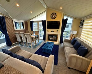 Ferienhaus | Wohnbereich | Fernseher, Kamin