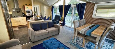 Casa | Área de estar | TV, lareira