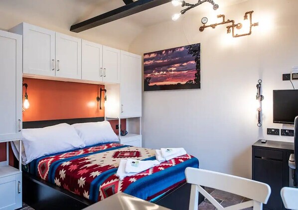 1 bedroom, desk, free WiFi, bed sheets - Eakley Stables - Woody (Newport Pagnell)