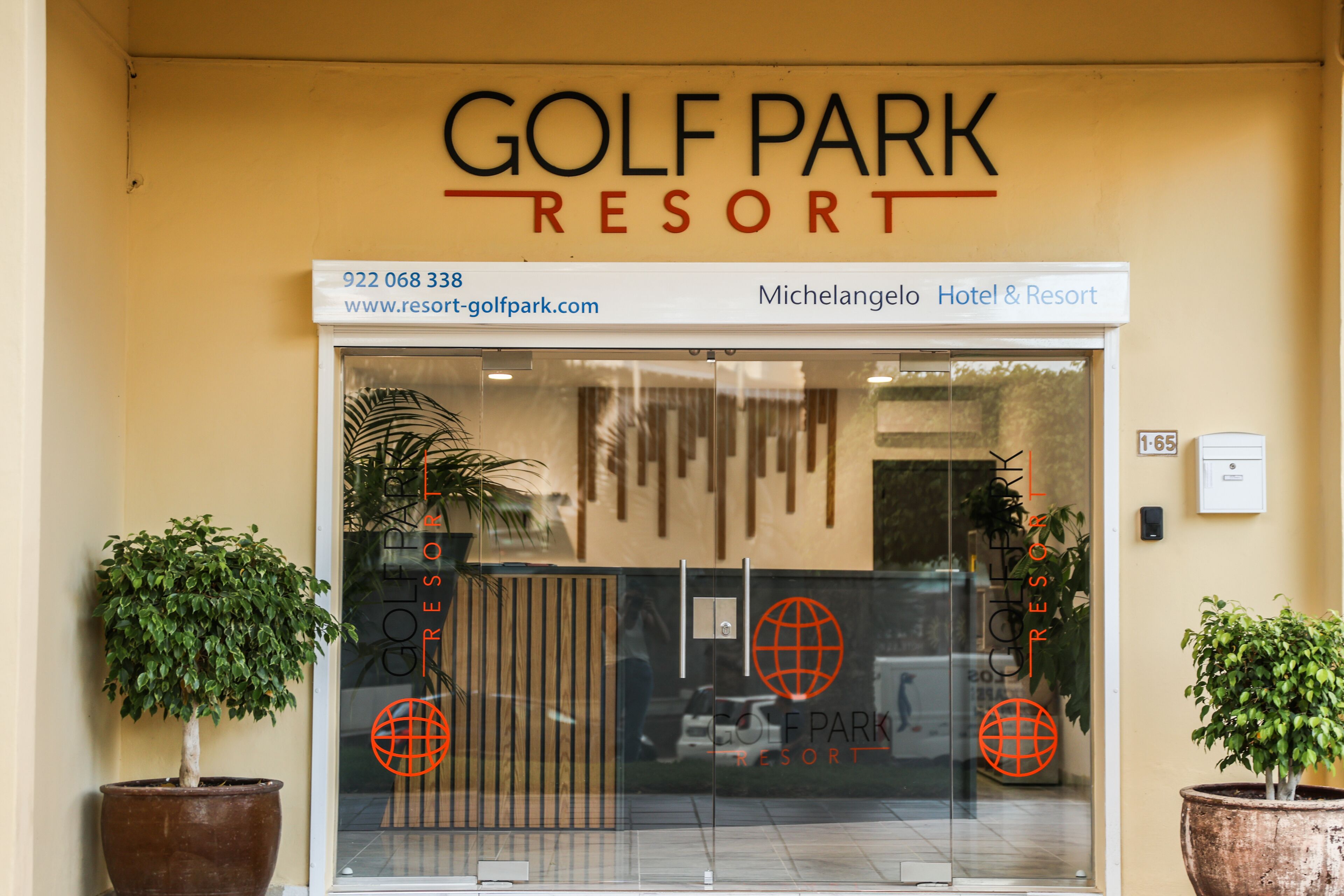 A entrada do Resort Golf Park, com uma placa visível exibindo o nome do resort, número de contato e site.