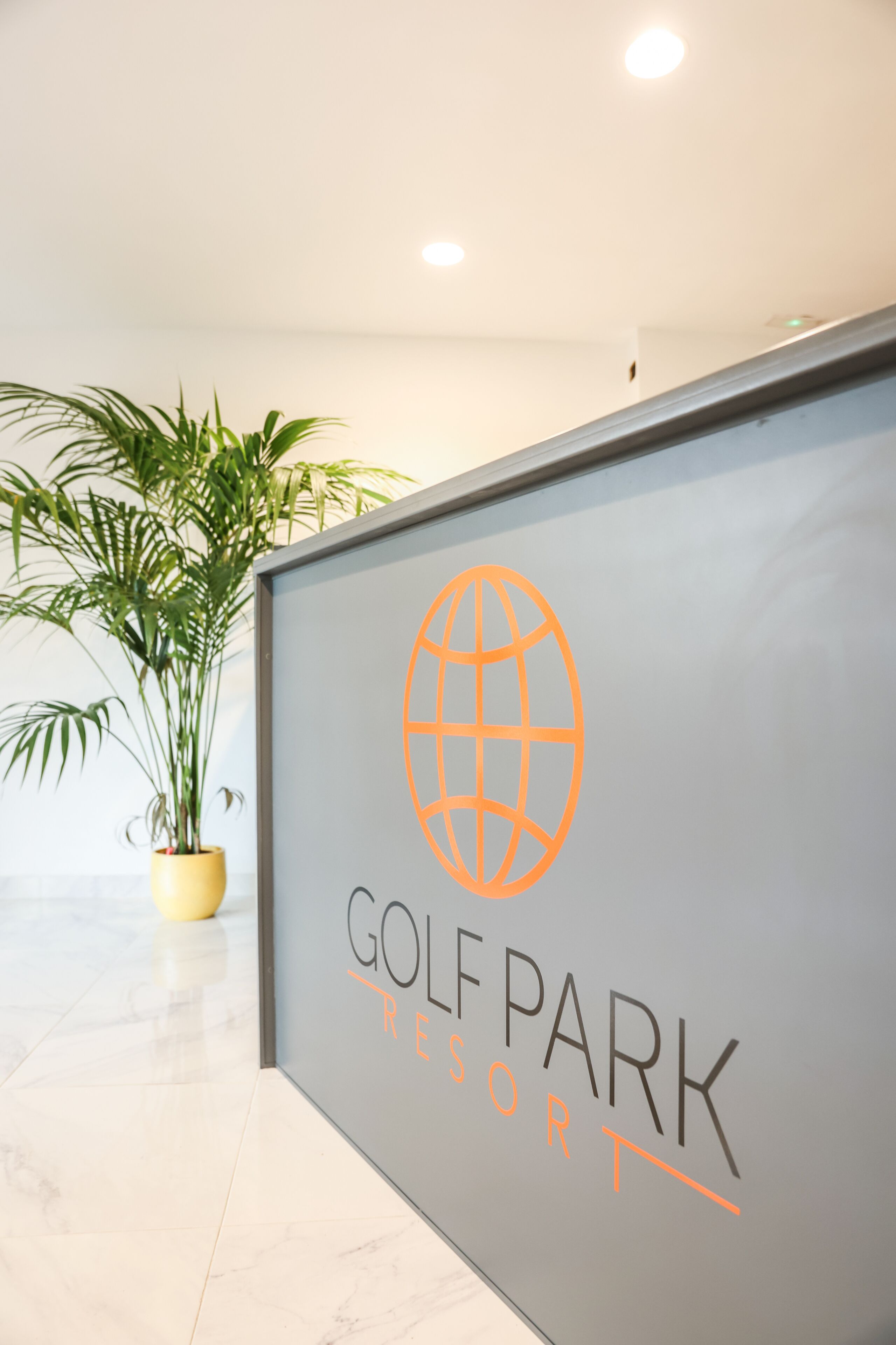 Señal del Resort Golf Park, con logotipo de un globo terráqueo y el nombre del resort.