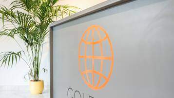 Señal del Resort Golf Park, con logotipo de un globo terráqueo y el nombre del resort.