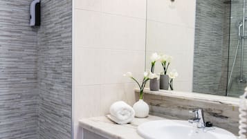 Ducha, cabezal de ducha tipo lluvia, secador de pelo y bidé