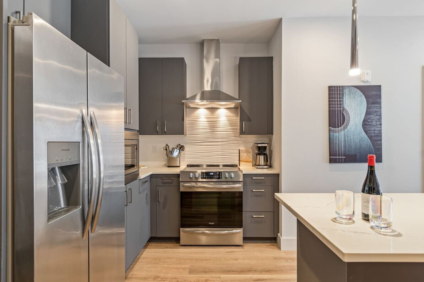 Réfrigérateur, micro-ondes, four, plaque de cuisson