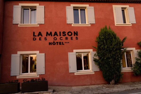 Exterior detail - Superior Double Room with View at the Hotel La Maison des Ocres (Roussillon)