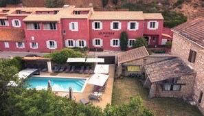 Exterior - Superior Double Room with View at the Hotel La Maison des Ocres (Roussillon)