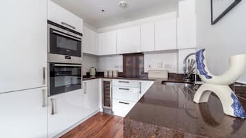 Apartment | Private kitchen | Full-sized fridge, microwave, oven, stovetop