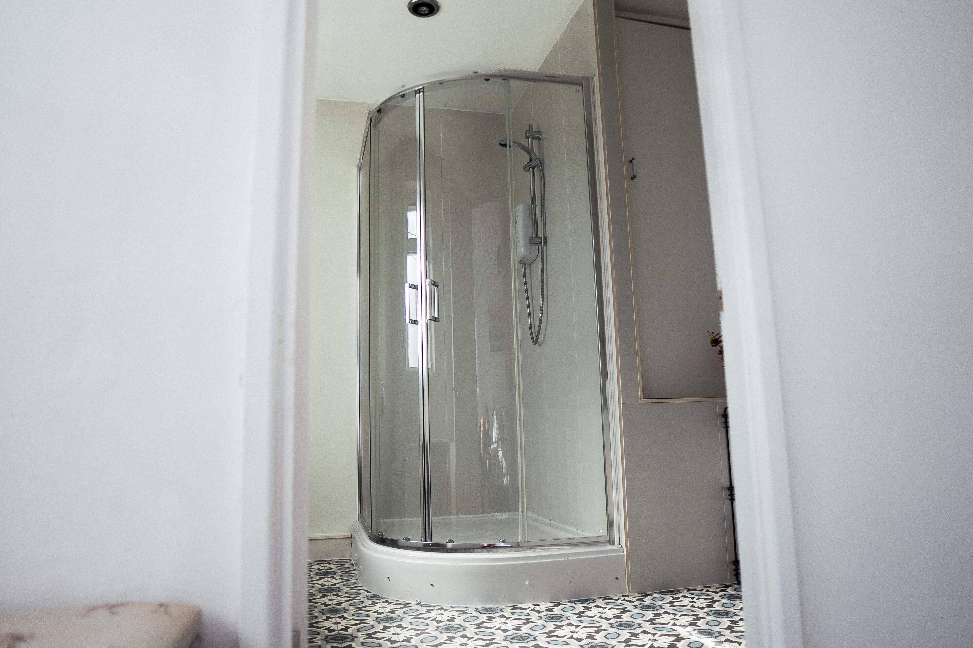 Huis | Badkamer | Een douche, een haardroger, handdoeken
