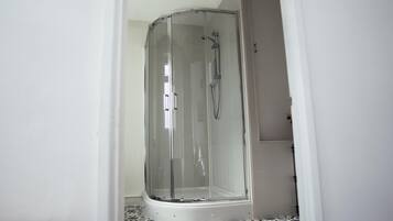 Huis | Badkamer | Een douche, een haardroger, handdoeken