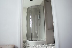 Bathroom - Inviting 4-bed House in Kettering (Kettering)