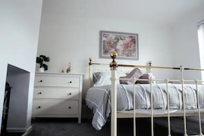 4 bedrooms, iron/ironing board, free WiFi, bed sheets - Inviting 4-bed House in Kettering (Kettering)