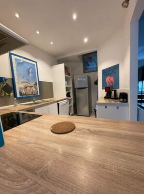 Jääkaappi, mikroaaltouuni, uuni, liesi