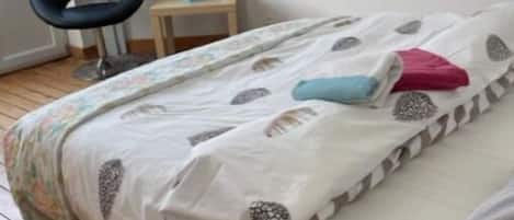 4 quartos, ferros/tábuas de passar roupa, berço de viagem