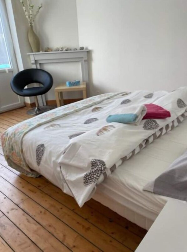 4 habitaciones, tabla de planchar con plancha y cuna de viaje 