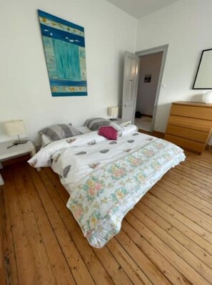 4 habitaciones, tabla de planchar con plancha y cuna de viaje 