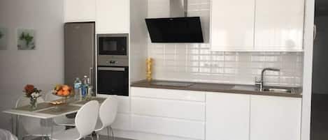 Geladeira, micro-ondas, fogão, cooktop