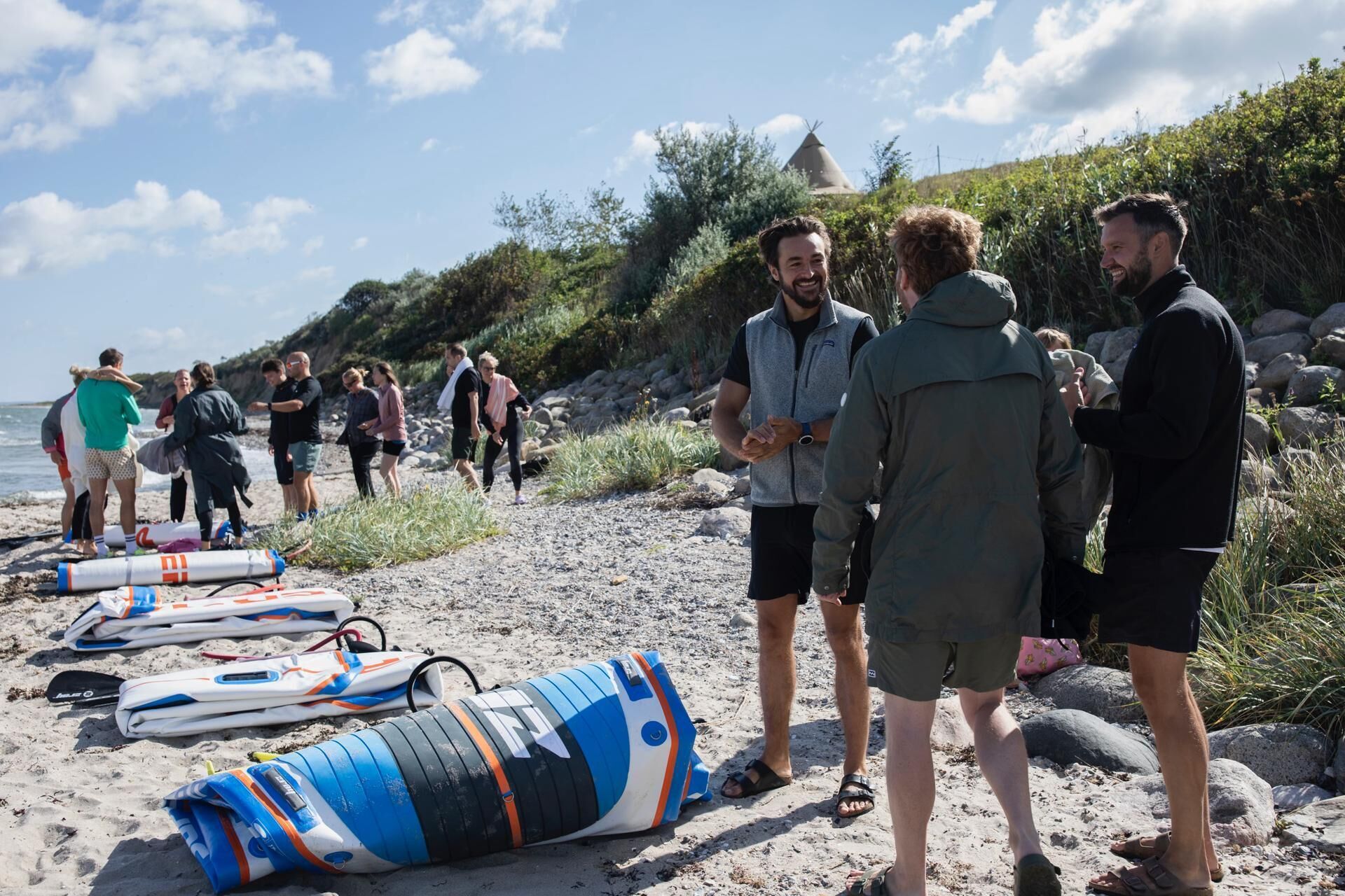 Una spiaggia con persone e tavole da surf.