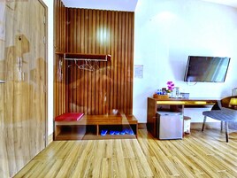 Deluxe Triple Room | Minibar, desk, soundproofing, free WiFi