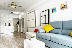 Smart TV - The Butterfly Studio, Nerja center, perfect for 1 person in winter time! (Nerja)