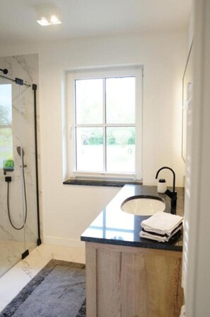 Shower, hair dryer, towels, soap - Feldblick vacation apartment Peace and relaxation  (Sehlen)