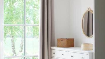 2 Schlafzimmer, Schreibtisch, Bügeleisen/Bügelbrett, Reisekinderbett