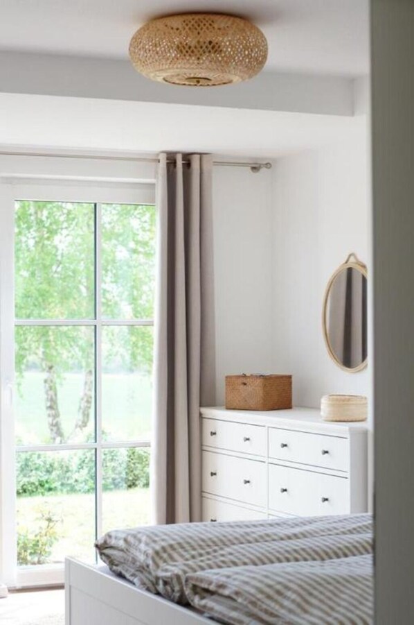 2 soverom, skrivebord, strykejern/-brett og reiseseng for barn