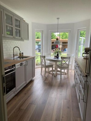 Kjøleskap, ovn, kokeplater og oppvaskmaskin