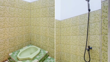 Kamar Single Standar | Kamar mandi | Shower, kloset, dan handuk