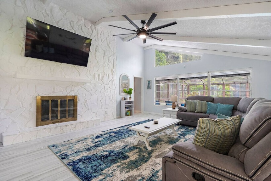 Wake Up To Manatees! Waterfront 3br Home W/ Pool - Largo, FL