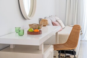 1 bedroom, desk, soundproofing, free WiFi - Alpha Urban Suites (Rhodes)