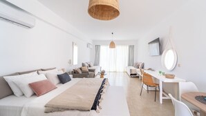Une chambre d’hôtel moderne équipée d’un lit, d’une table à manger, d’un canapé et d’une chaise.