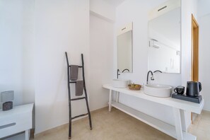 尊榮套房 | 1 間臥室、書桌、隔 音、免費無線上網