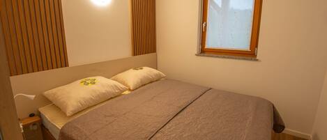 1 室のベッドルーム、遮光カーテン、WiFi (無料)、ベッドシーツ