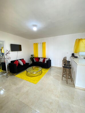 Televisor intel·ligent i taula de tennis de taula 