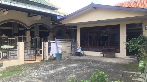 A house with a tiled roof, a gated entrance, and a paved courtyard. - Hotel O Wisma Gading Syariah (Pemalang)
