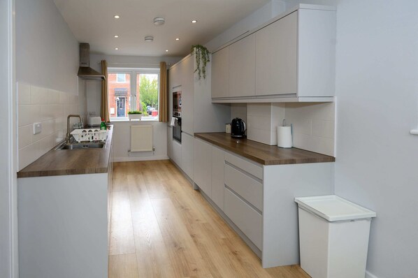 Fridge, microwave, oven, stovetop - Dings: Central Bristol House by STAE-Homes (Bristol City)