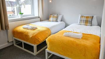 2 bedrooms, desk, WiFi, bed sheets