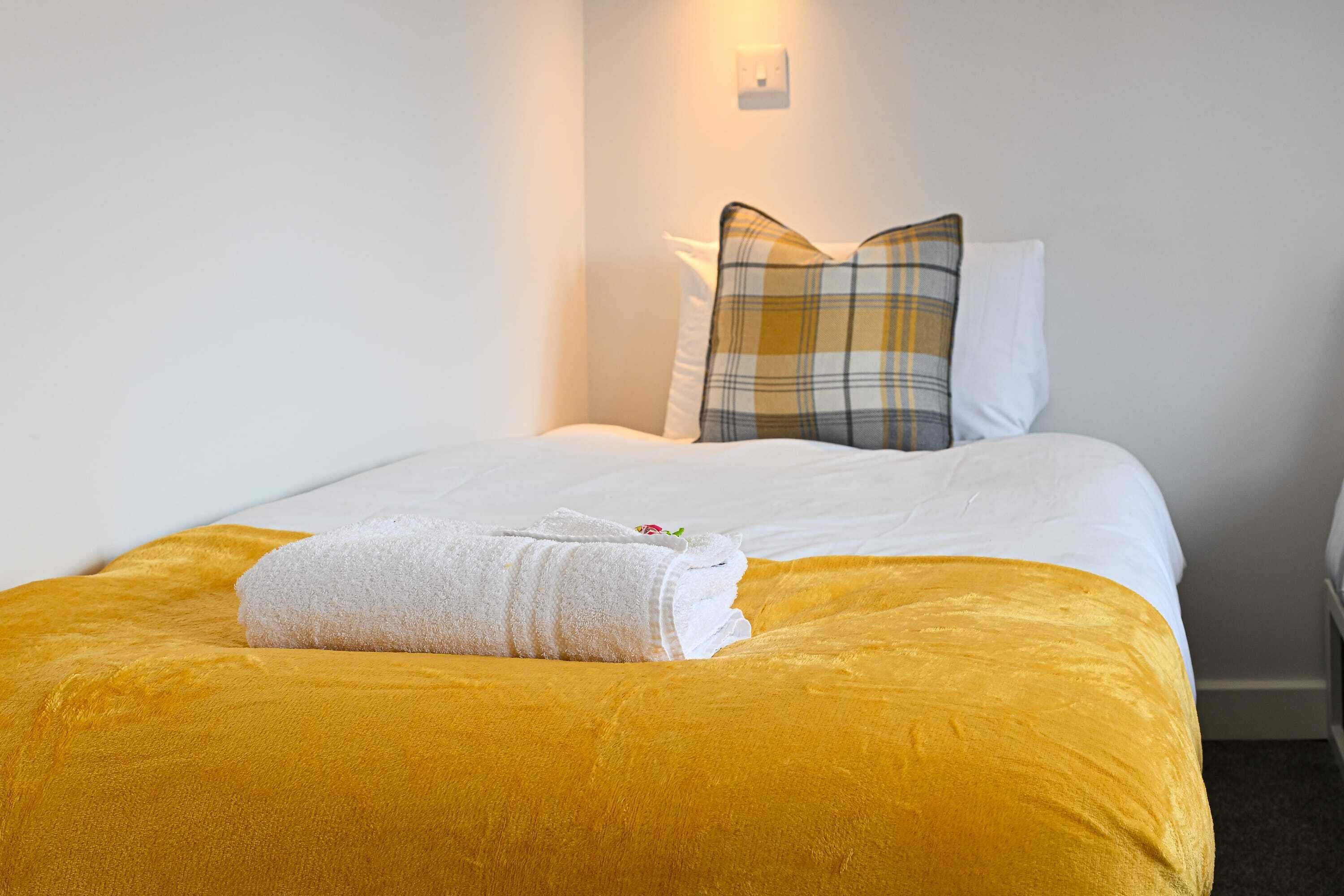 2 bedrooms, desk, WiFi, bed sheets