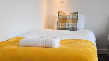 2 bedrooms, desk, WiFi, bed sheets