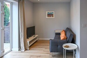 Televisión y oficina 