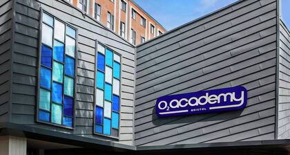 Dings: Central Bristol House by STAE-Homes