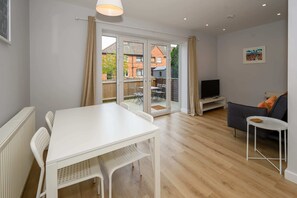 TV, offices - Dings: Central Bristol House by STAE-Homes (Bristol City)