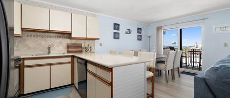 Frigorífic, microones, placa de cuina i rentaplats