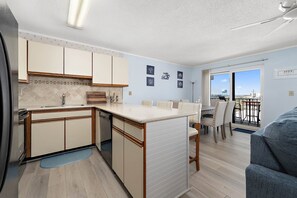 Réfrigérateur, micro-ondes, plaque de cuisson, lave-vaisselle