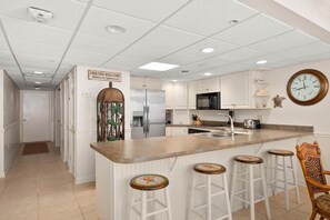 Réfrigérateur, micro-ondes, plaque de cuisson, lave-vaisselle