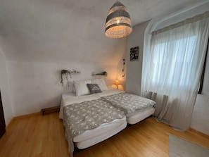 5 Schlafzimmer, Schreibtisch, Bügeleisen/Bügelbrett, kostenloses WLAN